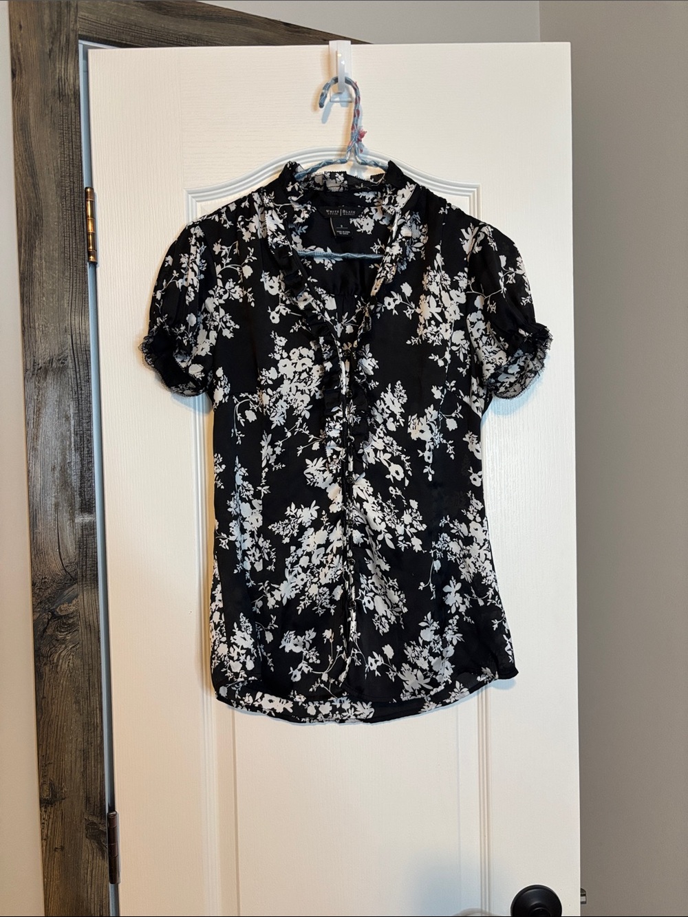 White House Black Market Black & White Floral Ruffle Front Blouse size 2